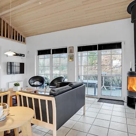 3 Bedroom Beautiful In Holiday home
